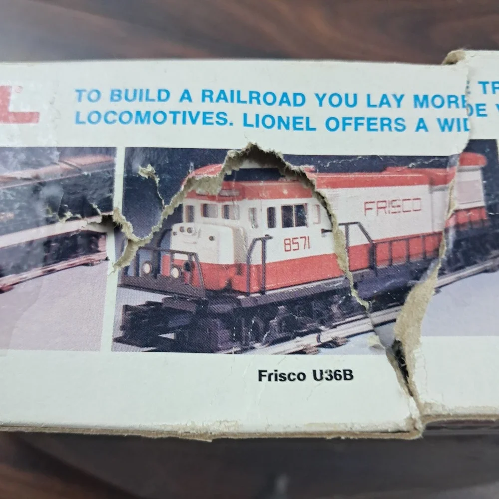 LIONEL 6-9217 SOO LINE OPERATING BOXCAR, 1982-1984 New, But DAMAGED BOX